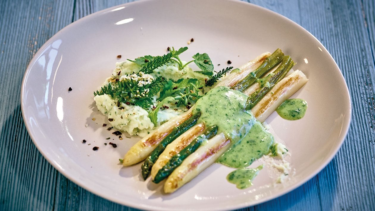 Asperges sautées à la crème de roquette, pomme purée persillées et herbes printanières Asperges sautées à la crème de roquette, pomme purée persillées et herbes printanières