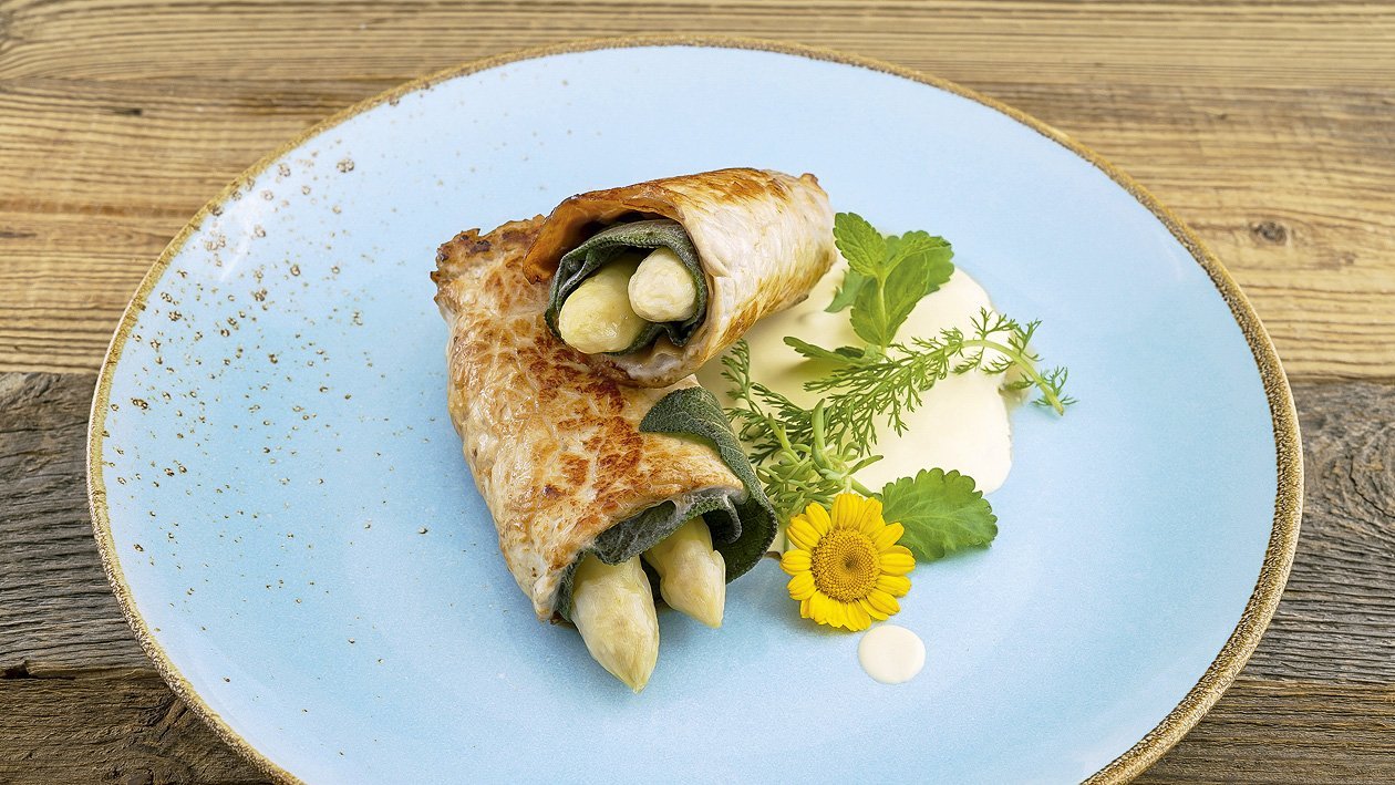 Spargel-Involtini mit Frühlingskräuter-Hollandaise Spargel-Involtini mit Frühlingskräuter-Hollandaise