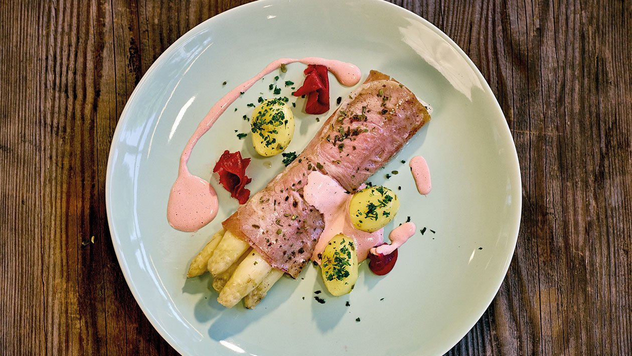 Spargeln im Rohschinkenmantel mit Frühkartoffeln und Randensauce