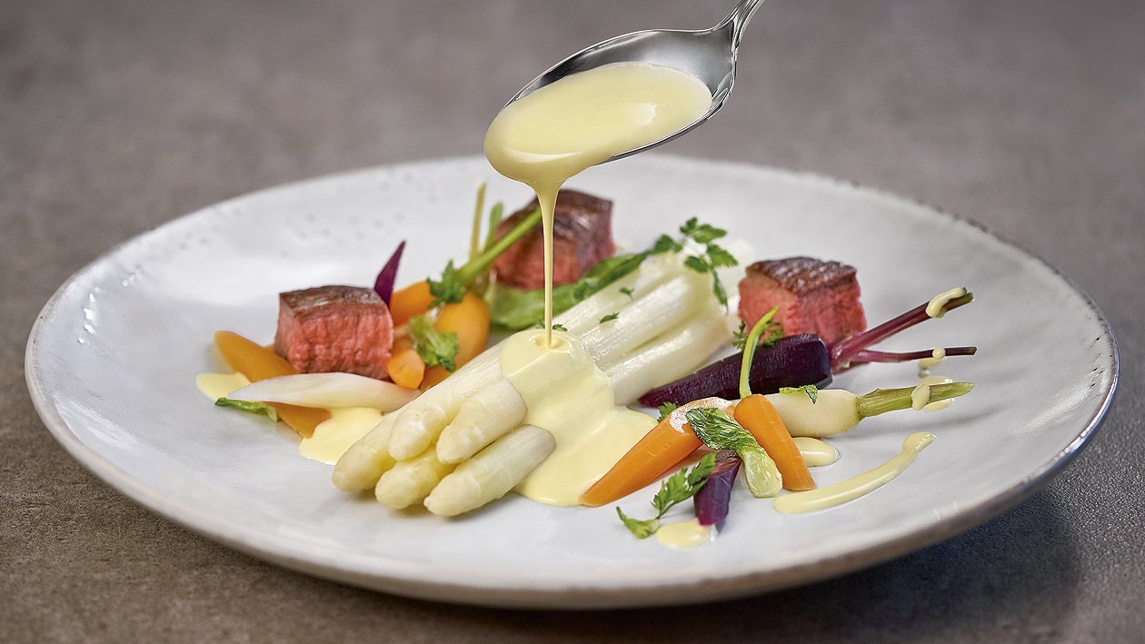 Spargeln und Flanksteak mit Karotten und Frühlingszwiebeln Spargeln und Flanksteak mit Karotten und Frühlingszwiebeln