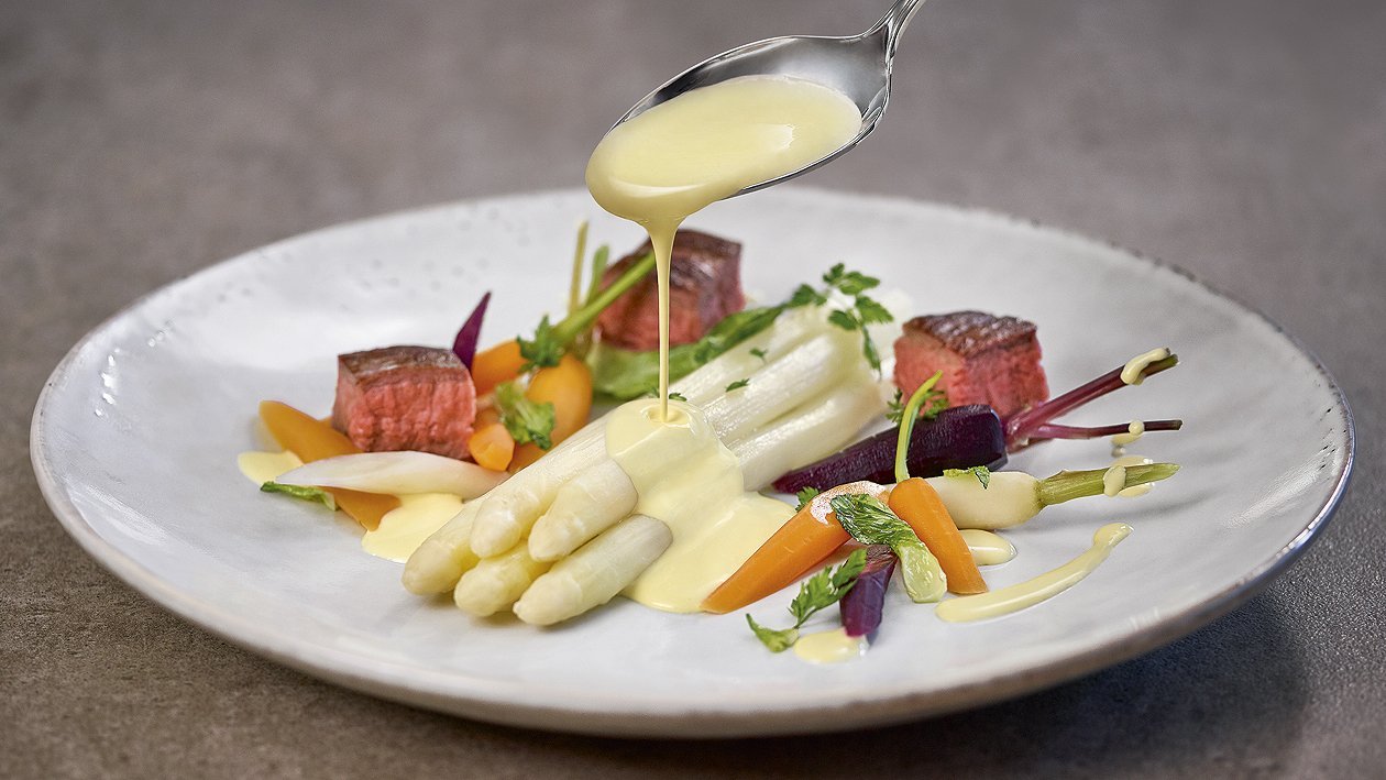 Asperges et bavette de boeuf, carottes et oignons primeurs