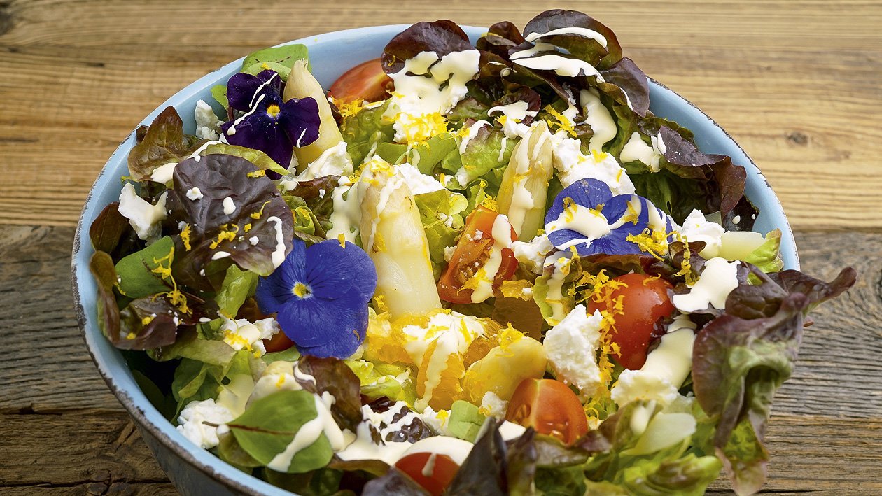 Spargelsalat mit Avocado und Schafkäse