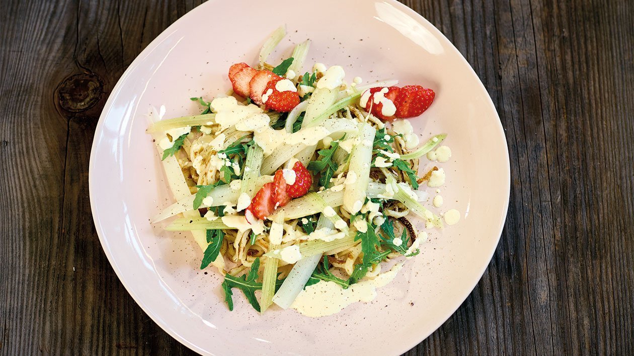 Salade d'asperges aux crêpes, fraises et rhubarbe