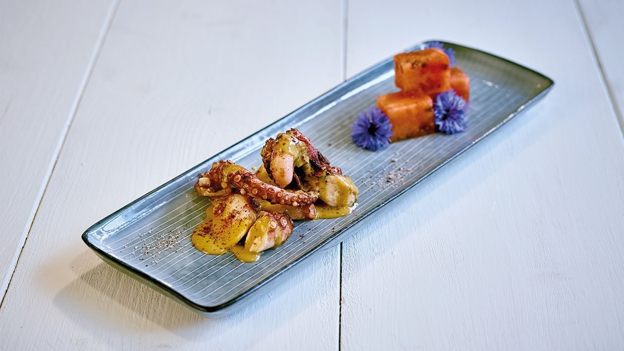 Tintenfisch mit Thai Curry-Hollandaise und Wassermelone Tintenfisch mit Thai Curry-Hollandaise und Wassermelone