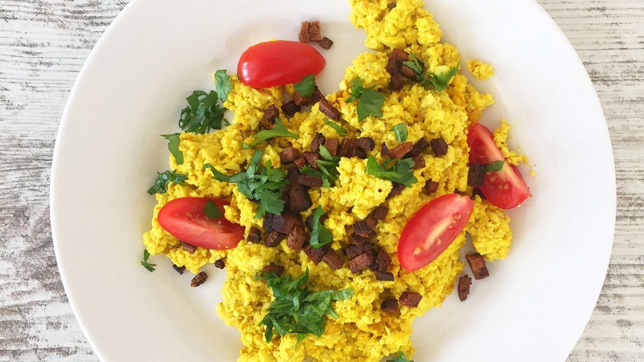 Veganes Rührei mit knusprigen "Speckwürfeln" Veganes Rührei mit knusprigen "Speckwürfeln"