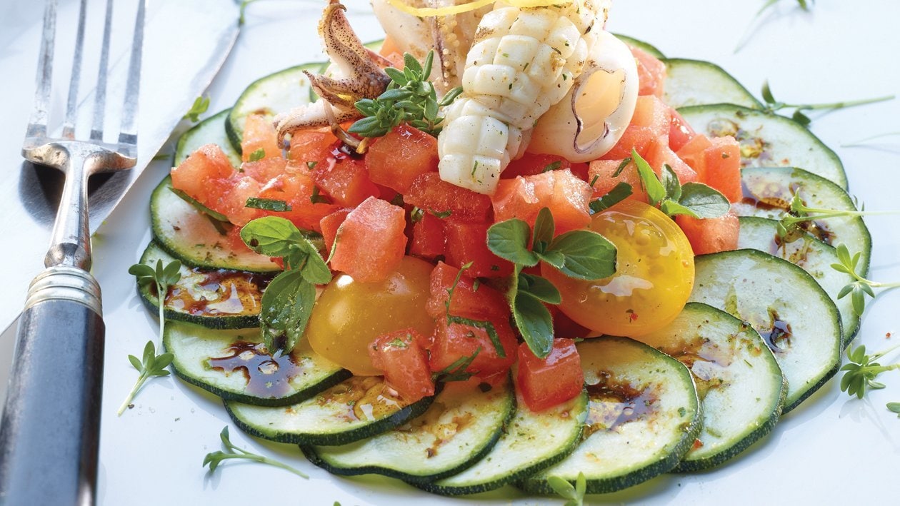 Carpaccio de courgettes à la salade de tomates et calamares grillés