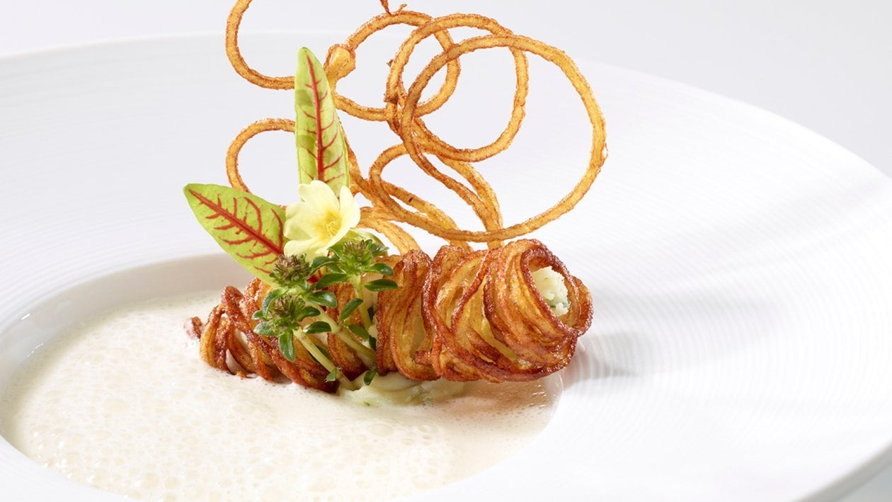 Champagner-Cremesuppe mit Thymian-Ziger-Zigarillo Champagner-Cremesuppe mit Thymian-Ziger-Zigarillo