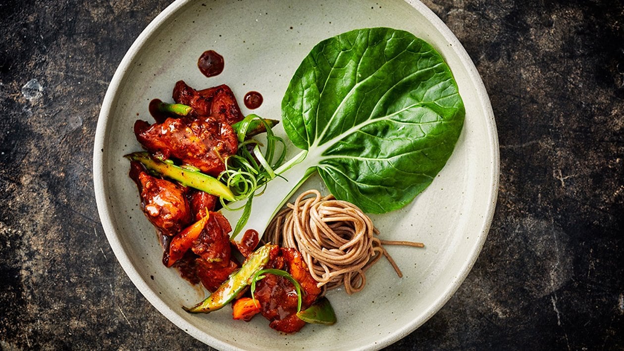 Chili Jam Chicken mit Gemüse und gebratenen Nudeln