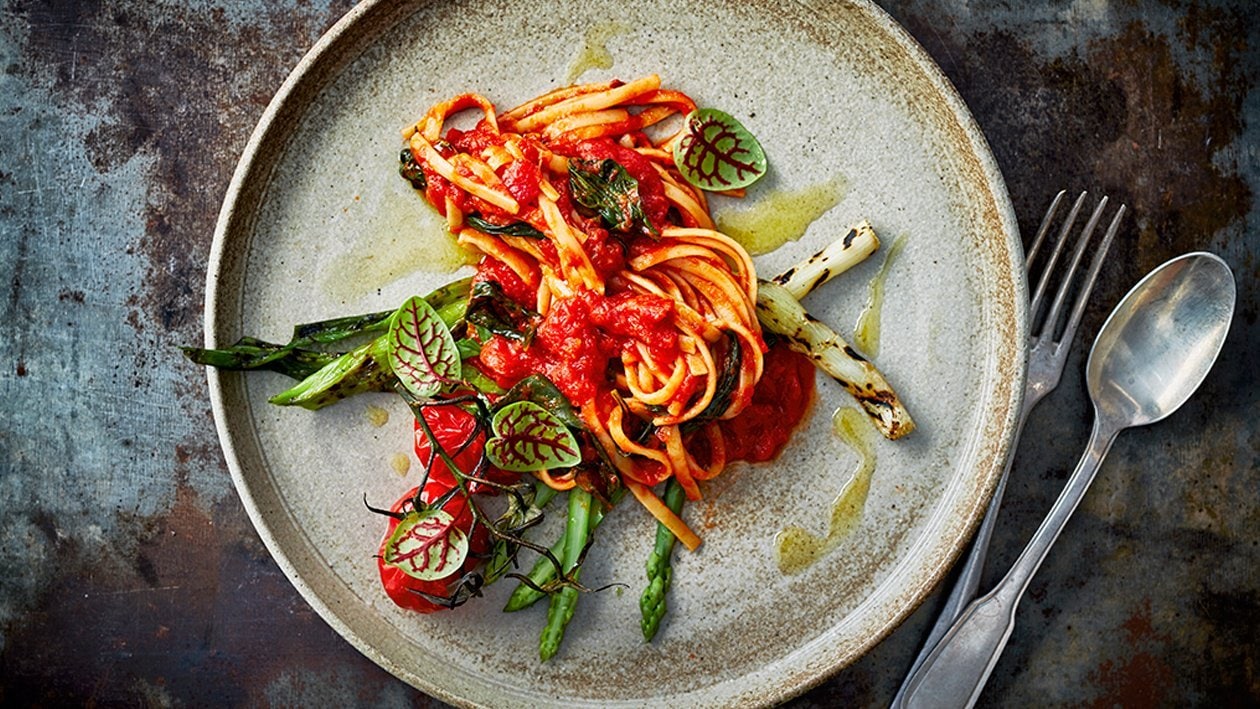 Pâtes avec une sauce tomate crémeuse au curry thaï rouge