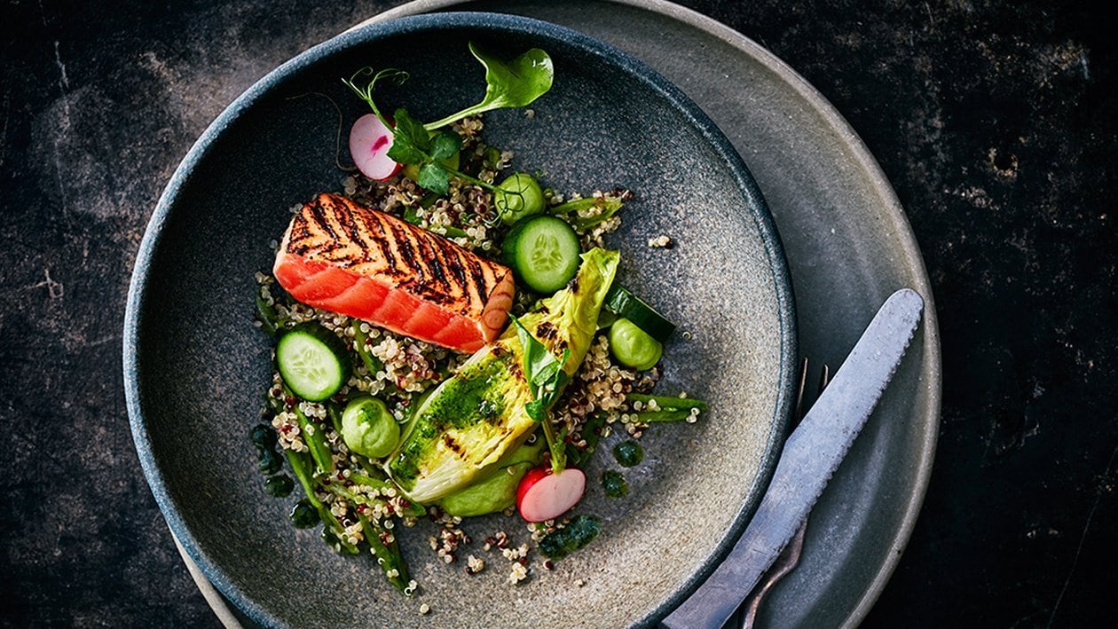 Salade de quinoa avec un saumon mariné, vinaigrette de citron vert-coriandre, crème d'avocat et coeur de laitue grillé