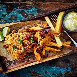 Rotes Kokosnuss-Curry mit Pommes frites und Limetten-Kaltsauce