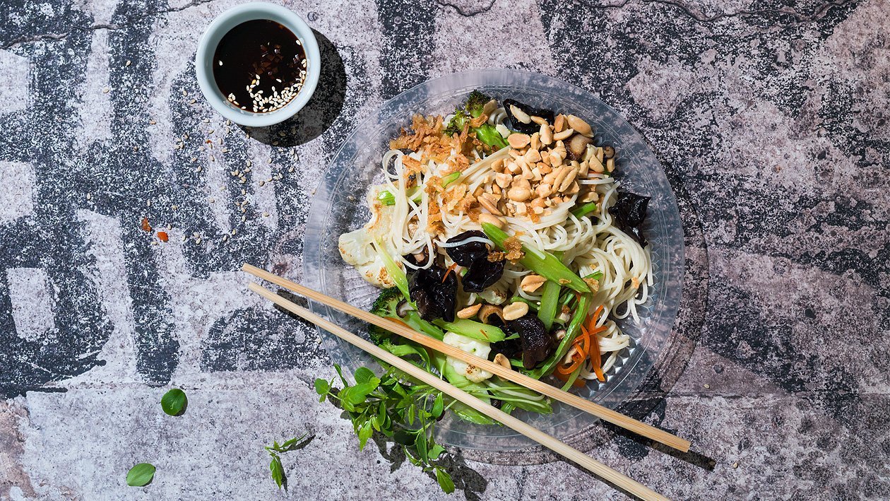 Nouilles asiatiques aux légumes, simple et rapide à emporter Nouilles asiatiques aux légumes, simple et rapide à emporter