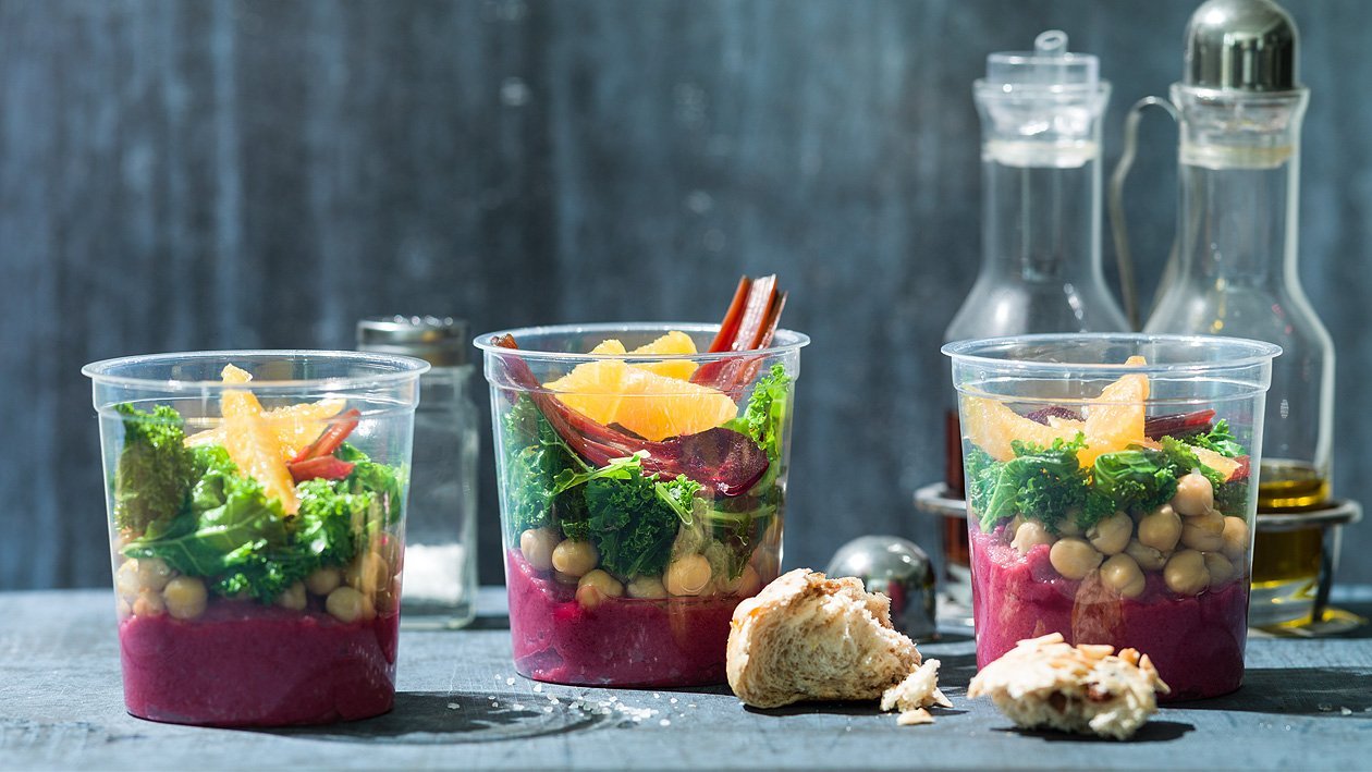 Salade mêlée, humus de betteraves rouges et pois chiches, simple et rapide à emporter