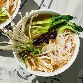 Soupe aux nouilles et poulet, simple et rapide à emporter