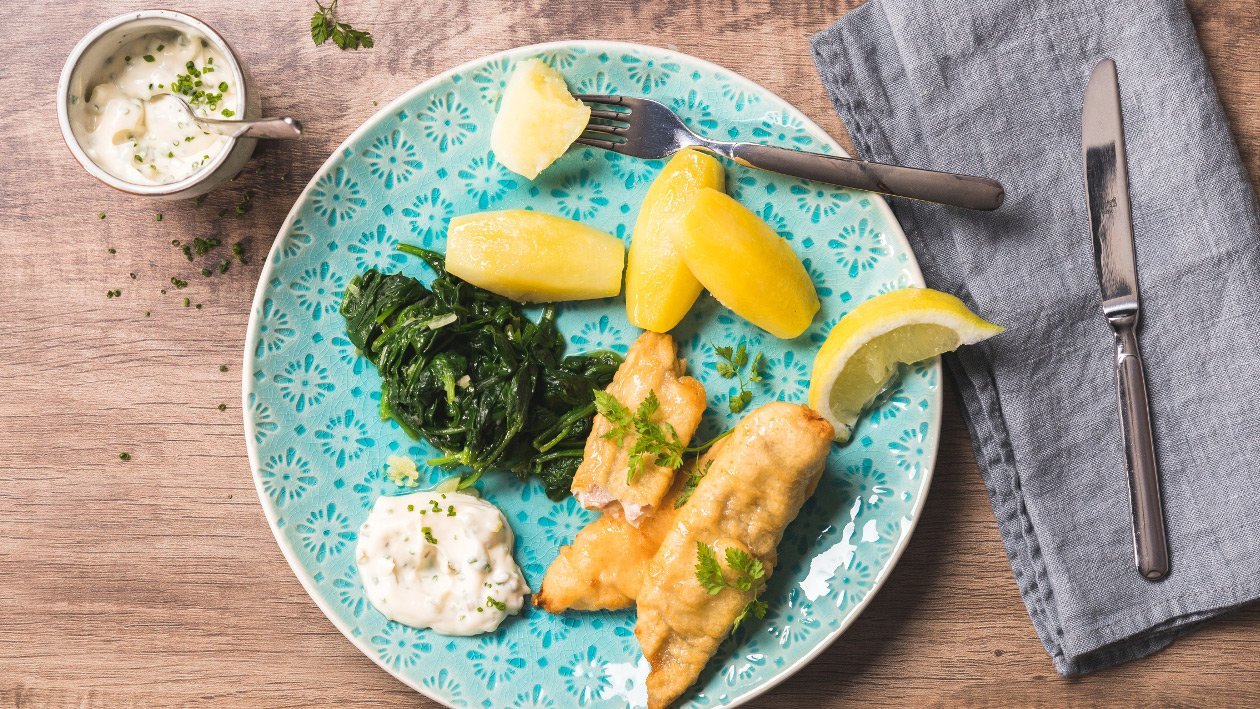 Beignets de filets de perche croustillants, pommes nature et épinards –  