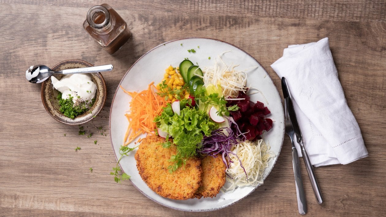 Assiette fitness avec escalope de légumes, dipp aux herbes et dressing à l'italienne