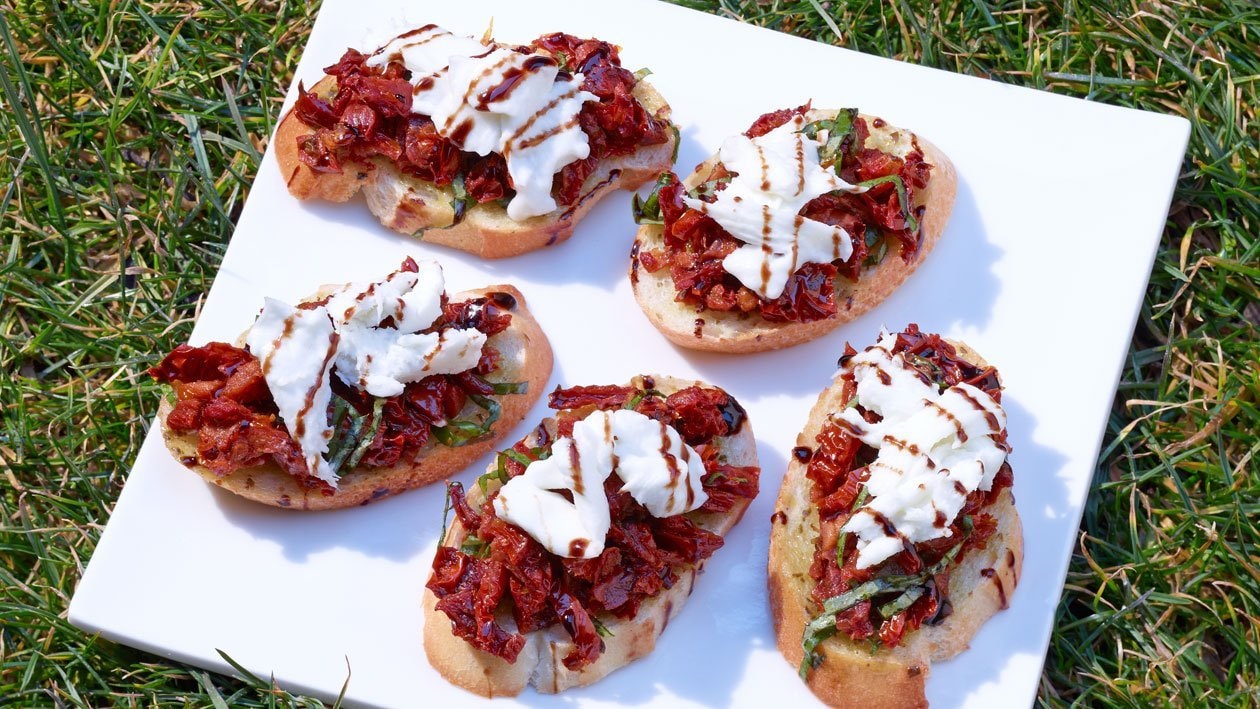 Bruschetta mit getrockneten Tomaten und Mozzarella Bruschetta mit getrockneten Tomaten und Mozzarella