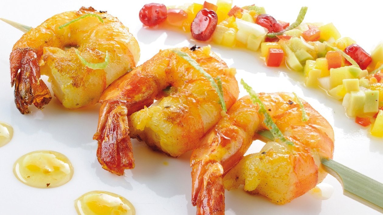 Brochettes de crevettes à la salade de fruits et légumes Brochettes de crevettes à la salade de fruits et légumes