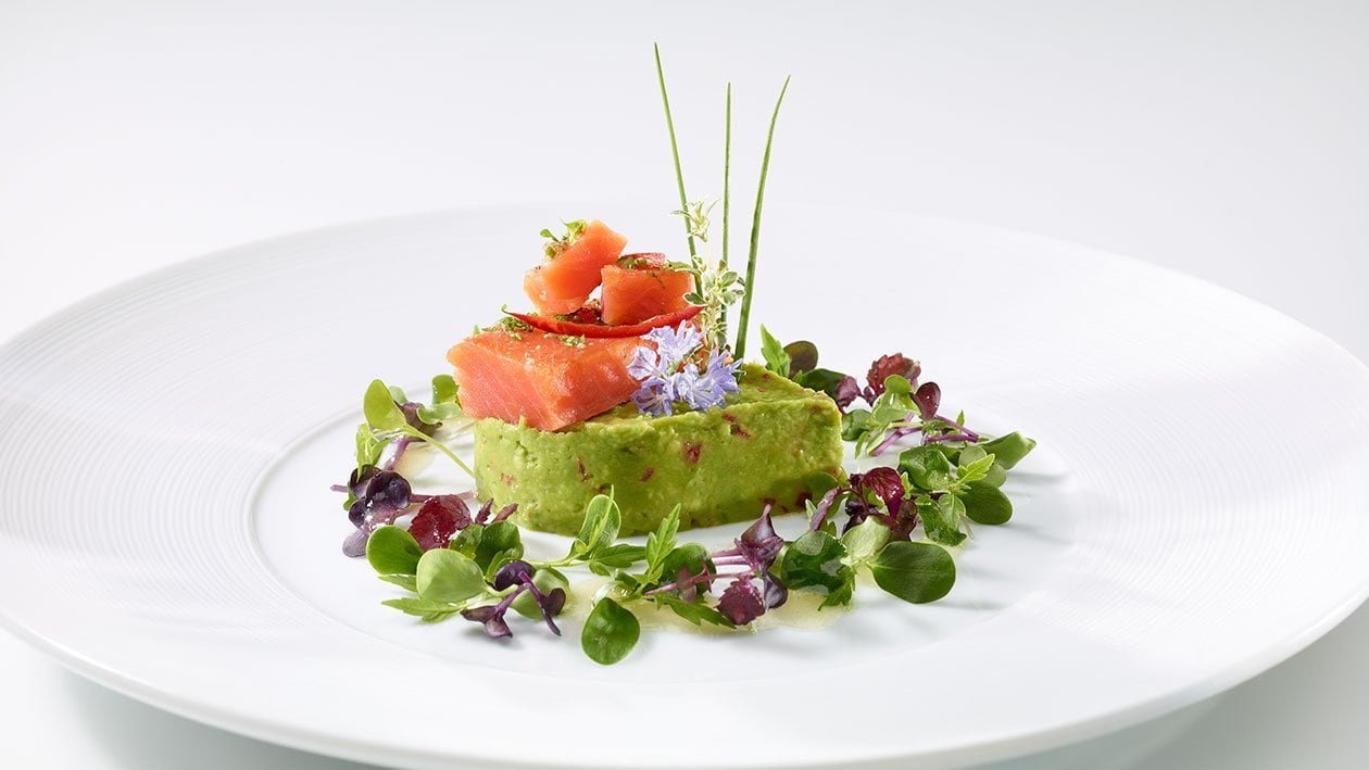 Im Tee geräucherter Lachs mit Avocado Im Tee geräucherter Lachs mit Avocado