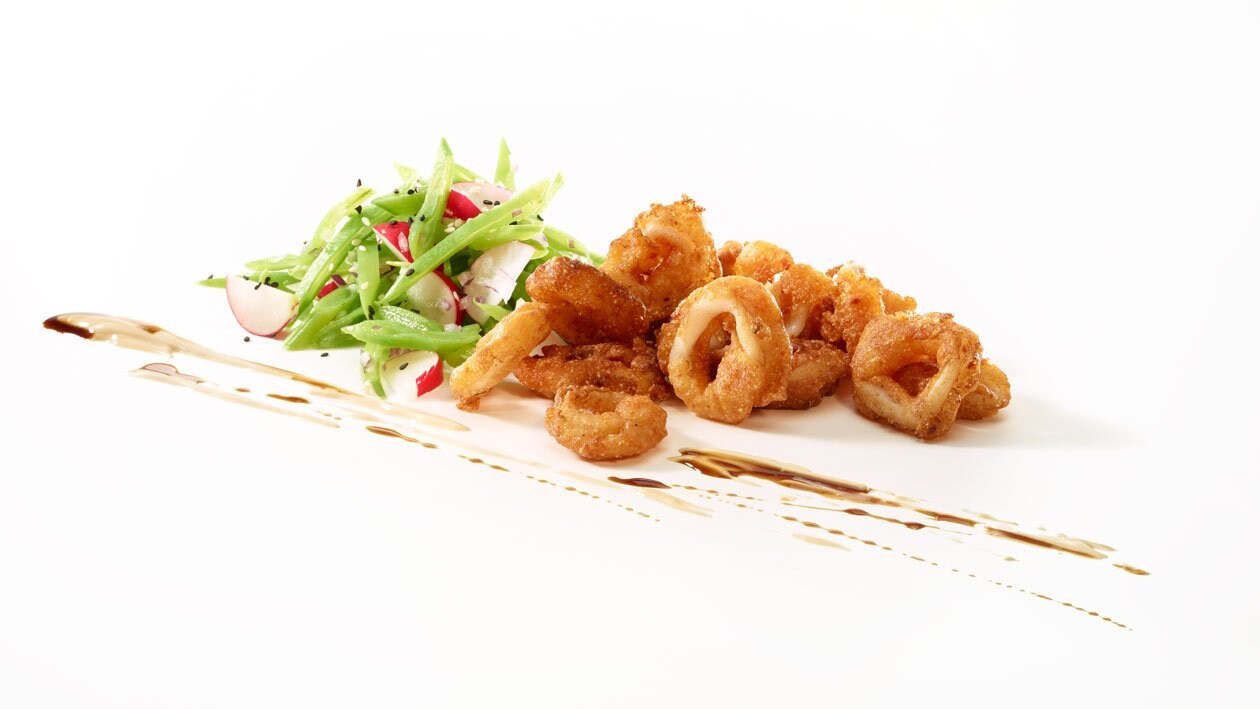 Anneaux de calamares frits à la salade de radis et pois mange-tout