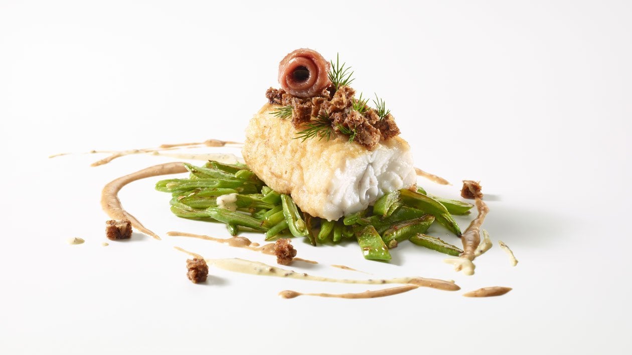Jeune baudroie sautée aux haricots sabres et jus à l'ail et aux anchois Jeune baudroie sautée aux haricots sabres et jus à l'ail et aux anchois