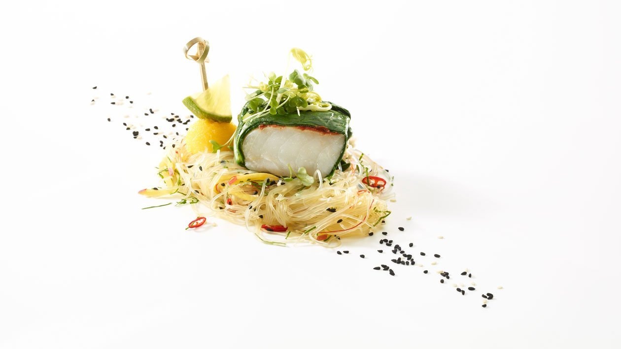 Gedämpfte Kabeljauwickel mit Glasnudelsalat Gedämpfte Kabeljauwickel mit Glasnudelsalat