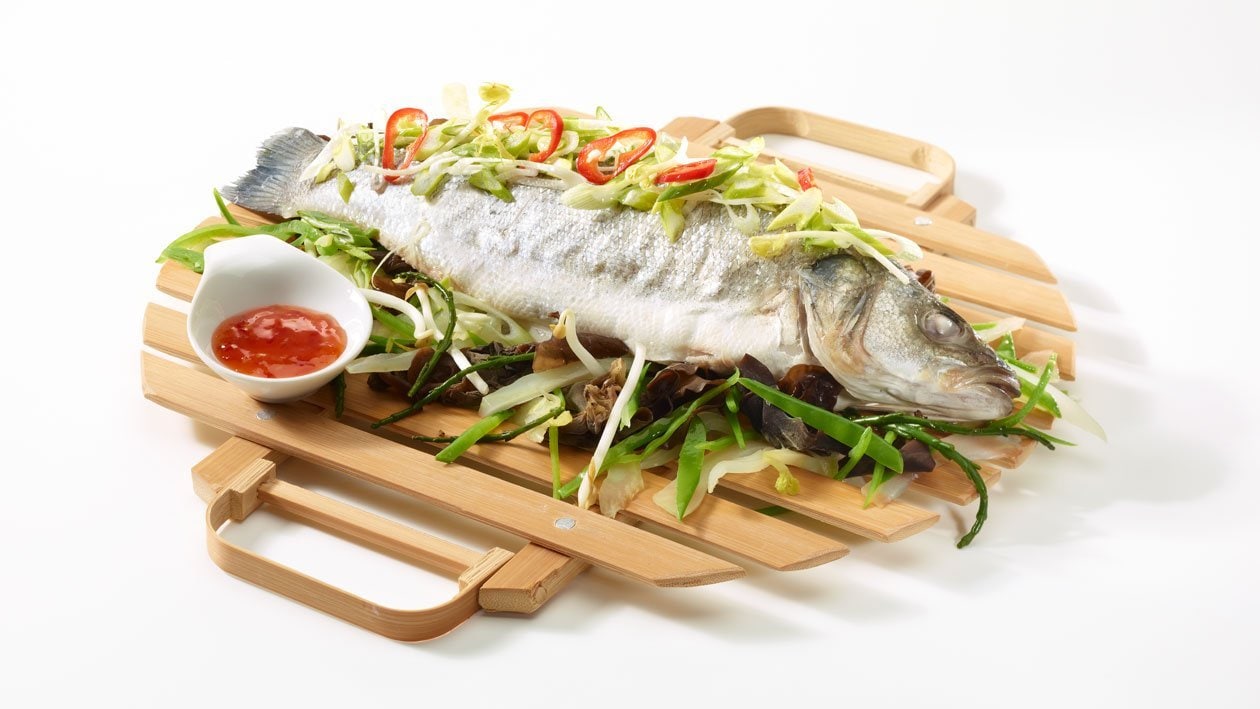 Loup de mer à la vapeur de citronnelle et légumes asiatiques