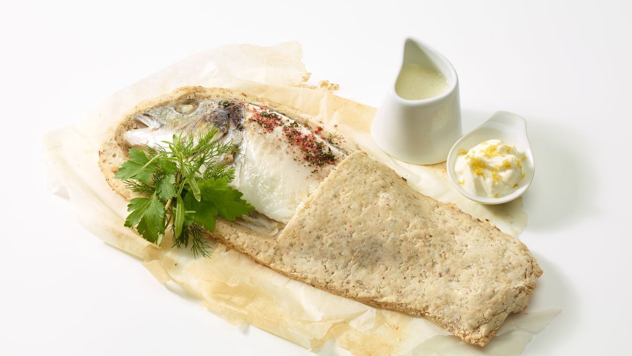 Goldbrasse in der Salzkruste mit warmer Kartoffelsauce und Zitronencreme Goldbrasse in der Salzkruste mit warmer Kartoffelsauce und Zitronencreme