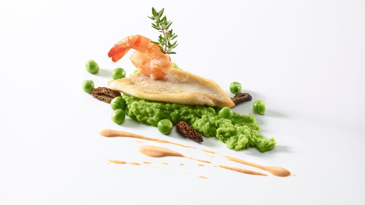 Filets de perche et crevettes géantes sautées sur purée de petits pois –  