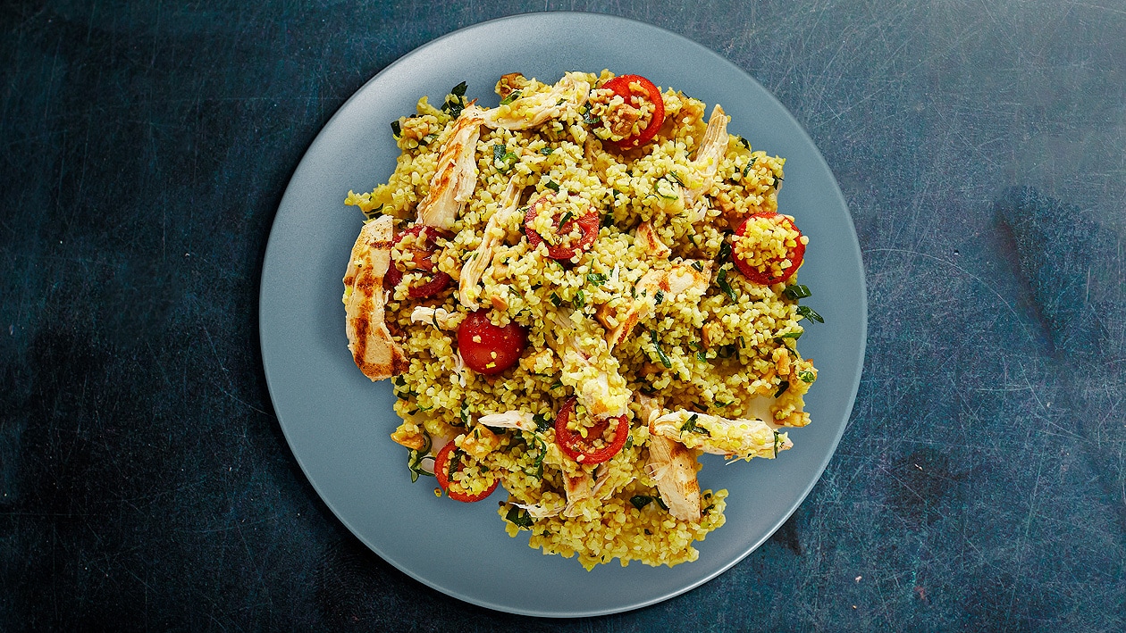 Bulgur Salat mit Pouletstreifen, Cherry Tomaten und Frühlingszwiebeln