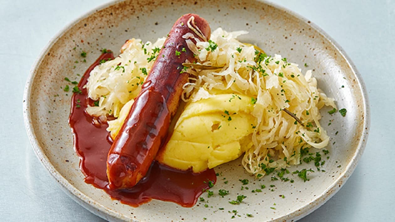 No Bratwurst mit Jus, Kartoffelstock und Sauerkraut –  