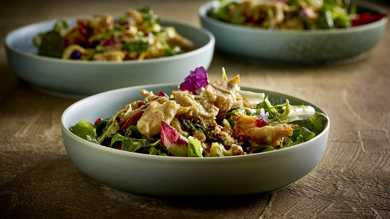 Herbstliche Salate mit Quinoa, Kaki, Avocado und Erdnüssen Herbstliche Salate mit Quinoa, Kaki, Avocado und Erdnüssen