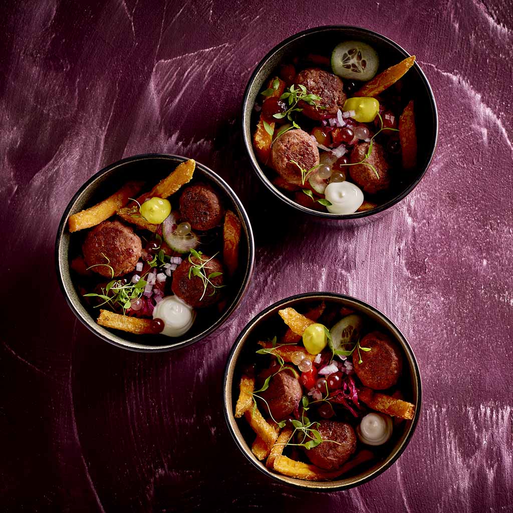 Veganes Hack-Tätschli mit Süsskartoffel-Fries und Gemüsegarnitur