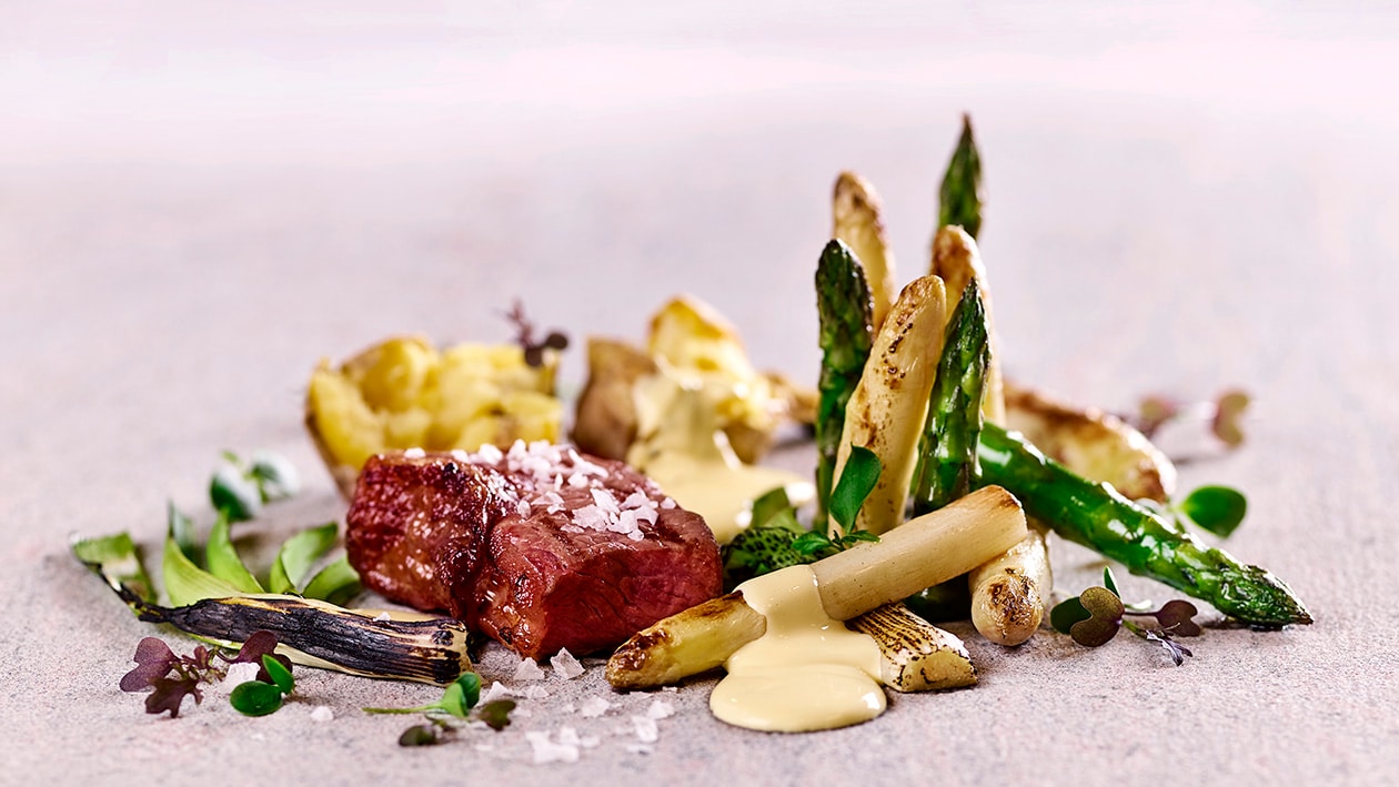 Entrecôte de boeuf aux asperges régionales et hollandaise au citron vert Entrecôte de boeuf aux asperges régionales et hollandaise au citron vert