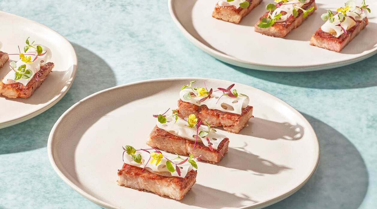 Karamellisierter Schweinshals mit Mala-Lotuswurzel und eingelegten Pflaumen –  