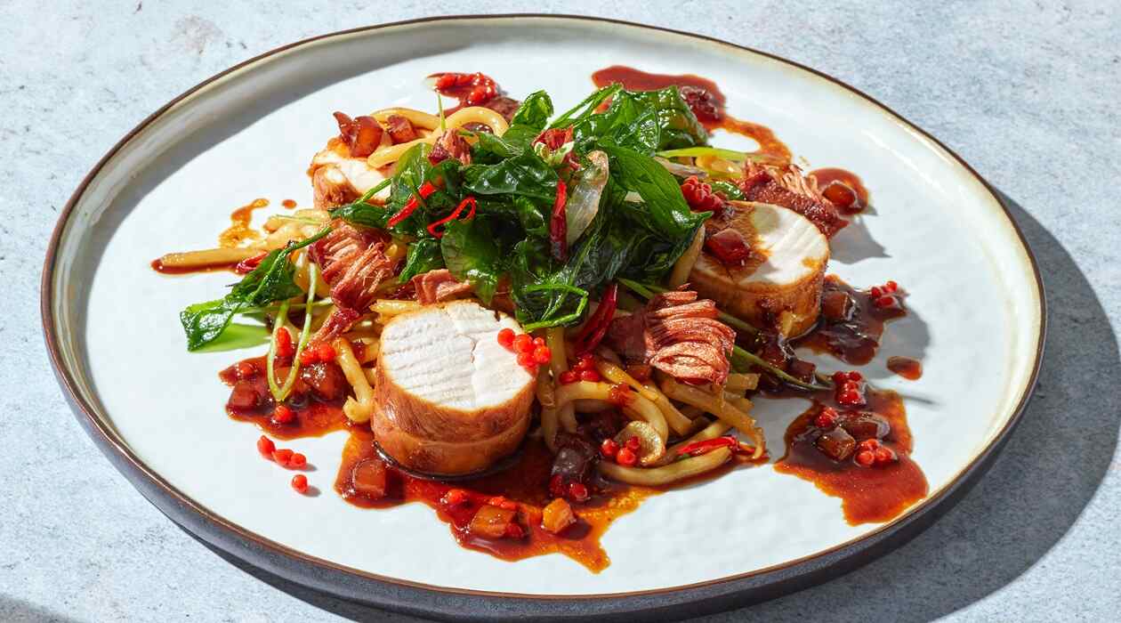 Grillierte Pouletbrust mit Jackfruit-Seruit-Sauce und Mandai Udon –  