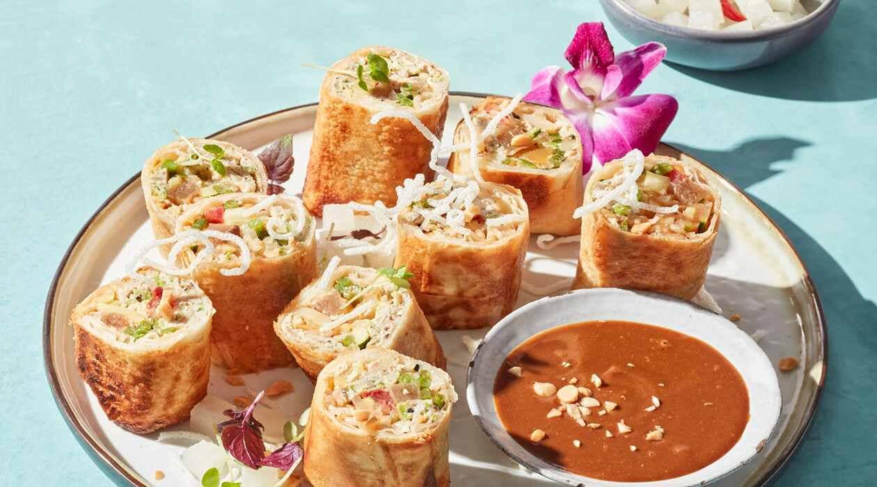 "Lumpia" Frühlingsrollen mit frischem Gemüse, Erdnusssauce und eingelegtem Rettich –  