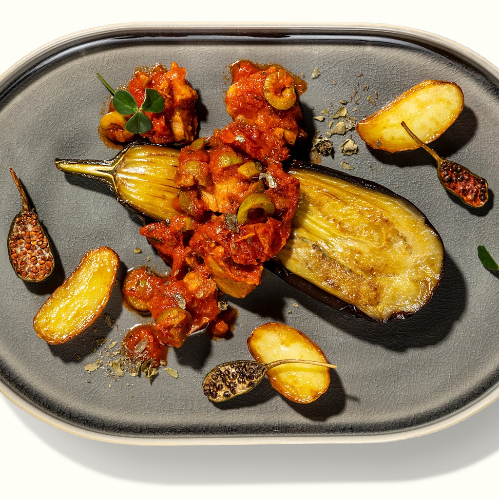 Auberginen mit Tomaten-Paprika-Ragout und karamellisierten Kapern-Kartoffeln