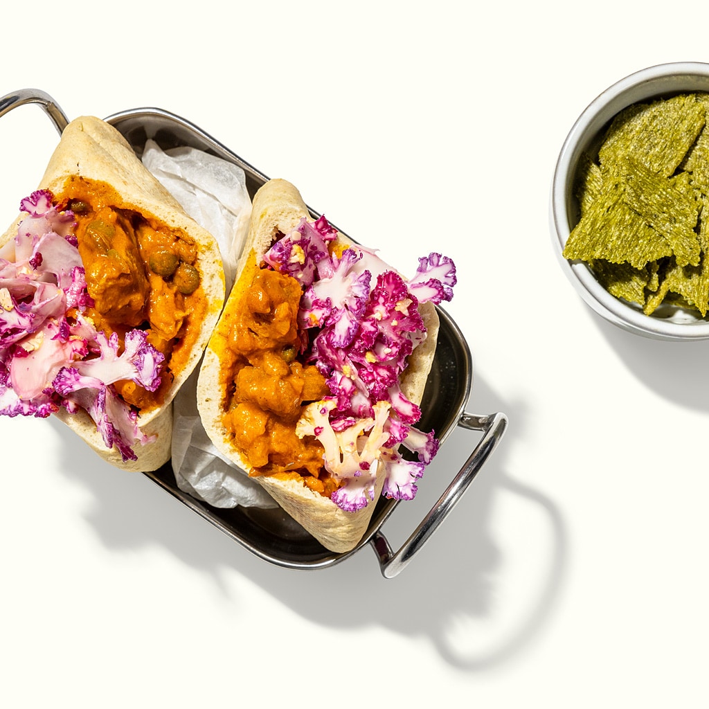 Gefüllte Pita Taschen mit rohem Limonenblumenkohl und indischem Linsendal