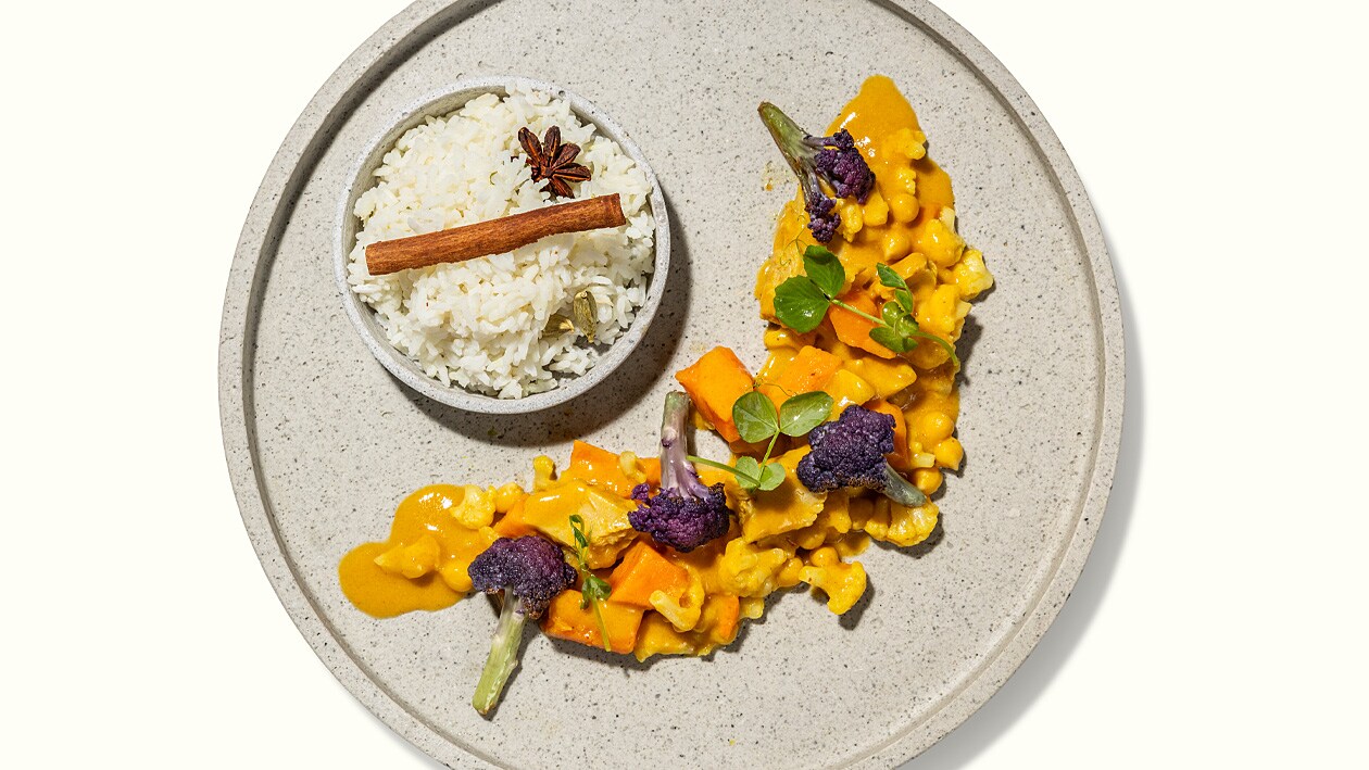 Gelbes Pflanzencurry mit violettem Blumenkohl und würzigem Jeerareis –  
