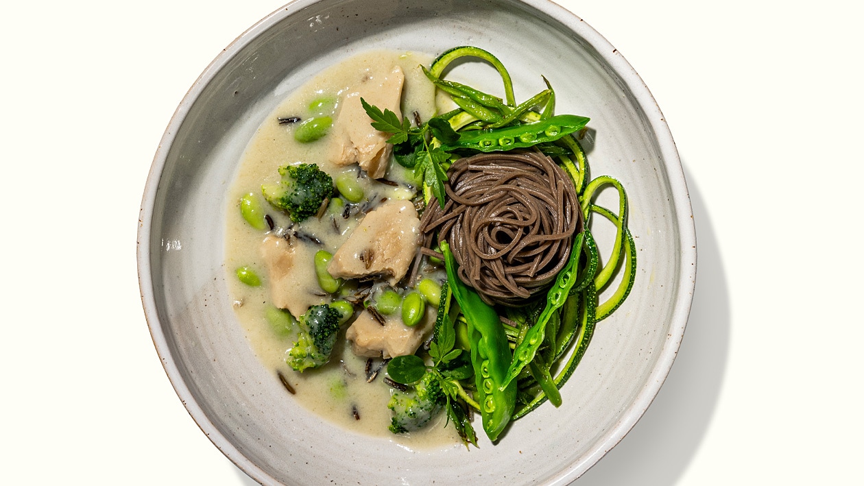 Curry vert thaïlandais aux légumes et nid de nouilles soba –  