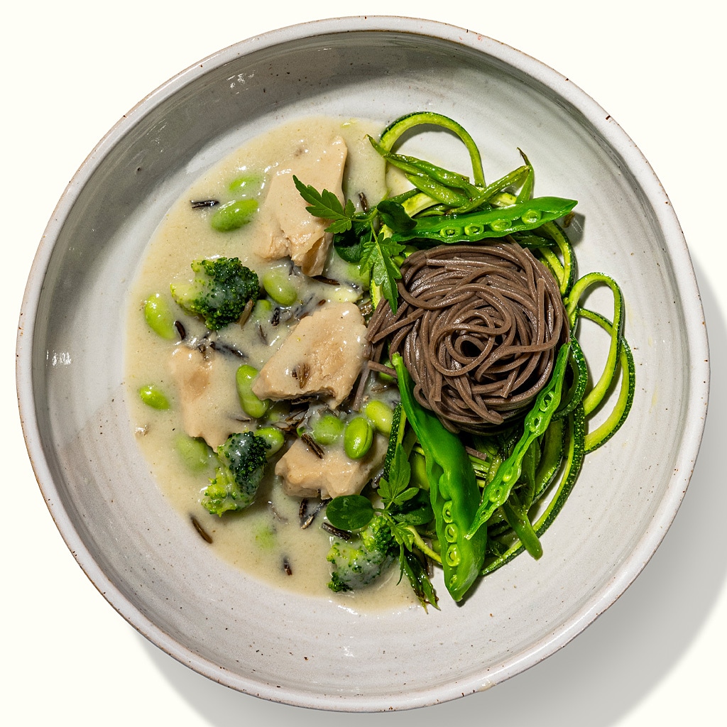 Grünes Thai Gemüsecurry mit Soba Nudel-Nest