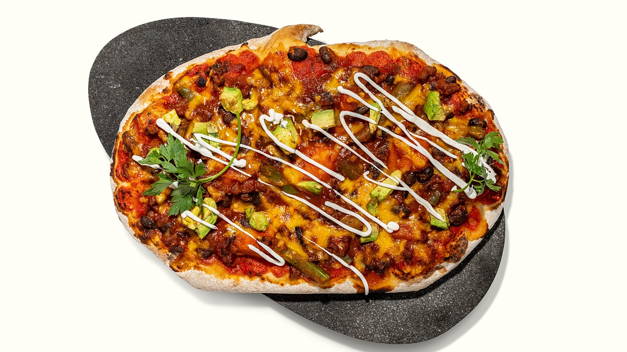 Pinsa mexicaine avec mayo à l'avocat-citron vert et sauce au fromage piquant –  