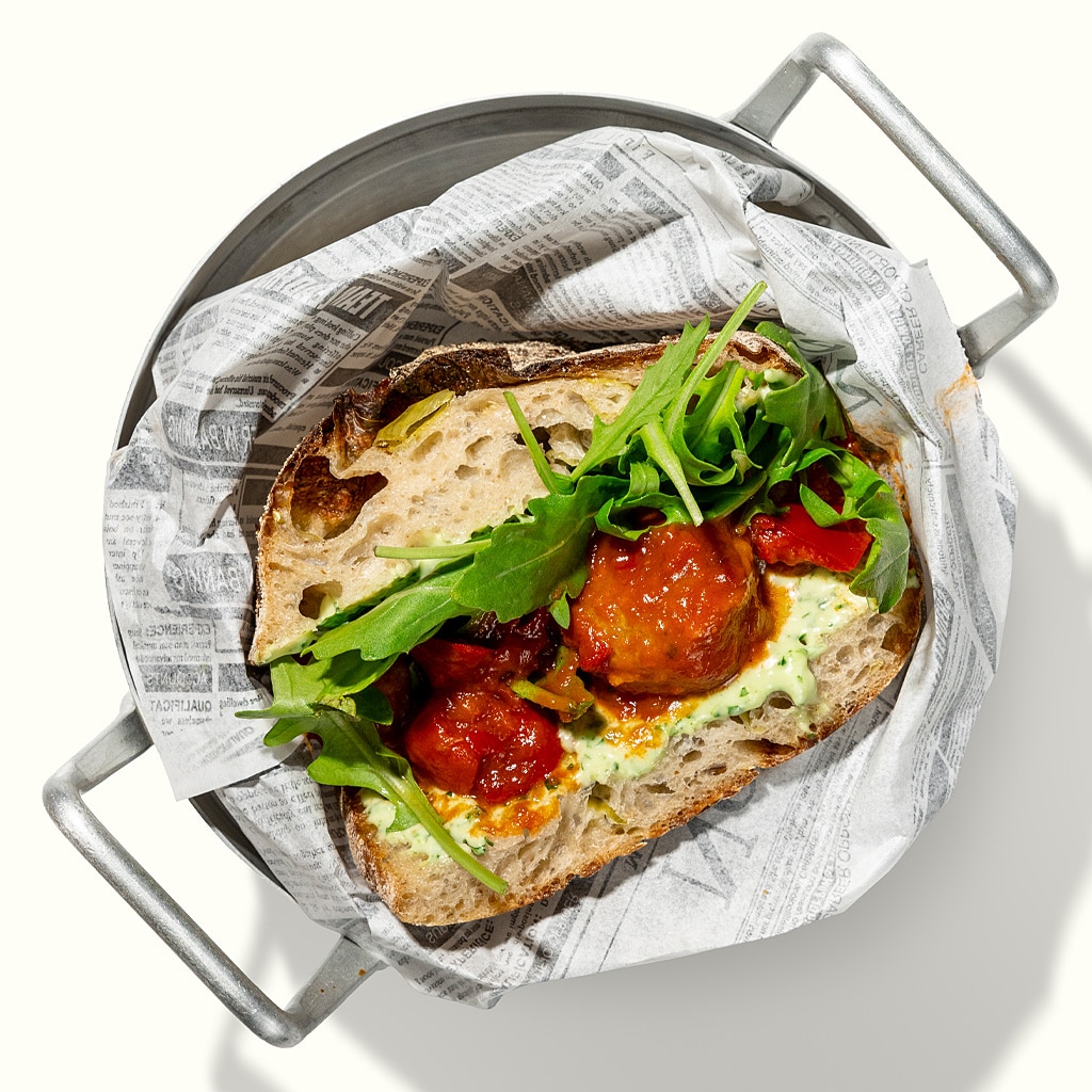 Plant Based Minced Balls Sandwich mit Basilikum-Mayo