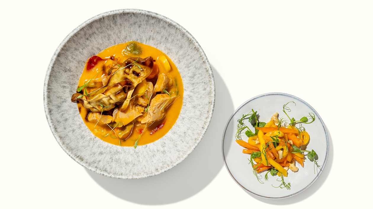 Rotes Curry mit veganen Dumplings, Papaya-Mangosalat und Cashew-Kernen –  