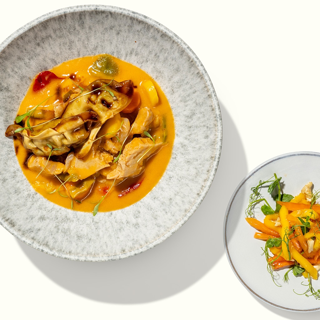 Rotes Curry mit veganen Dumplings, Papaya-Mangosalat und Cashew-Kernen