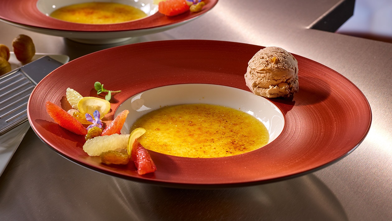 Glace aux marrons sur crème flambée à la cardamome et salade de grapefruits et raisins secs Glace aux marrons sur crème flambée à la cardamome et salade de grapefruits et raisins secs