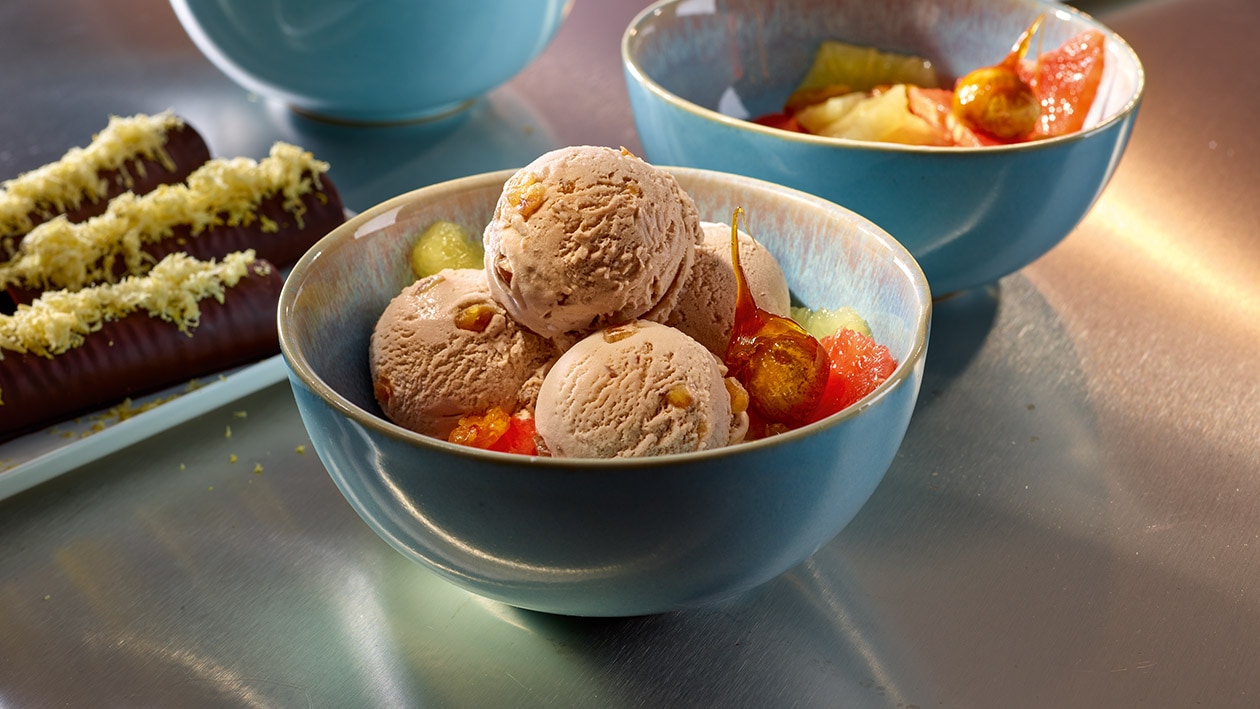 Marrons tièdes au toffee et glace crémeuse aux marrons avec l'amertume du grapefruit Marrons tièdes au toffee et glace crémeuse aux marrons avec l'amertume du grapefruit