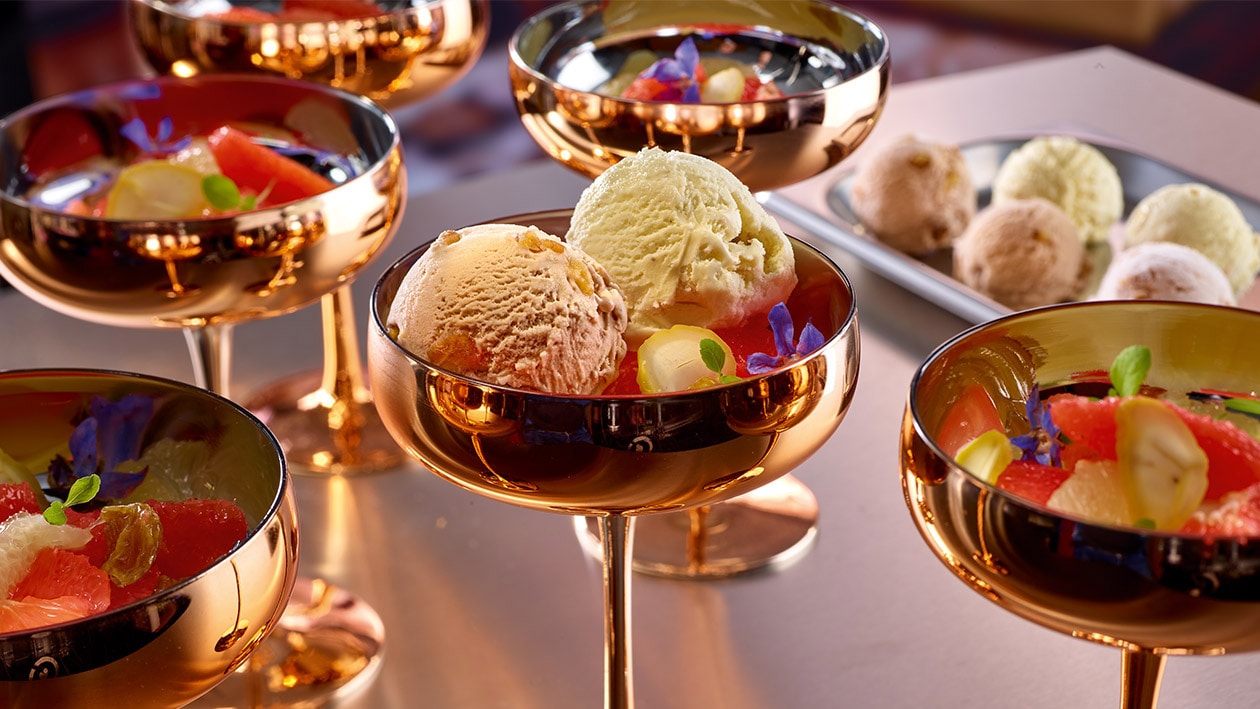 Duo von Marroni und Bourbon Vanille Glace auf Grapefruit-Sultaninen Duo von Marroni und Bourbon Vanille Glace auf Grapefruit-Sultaninen