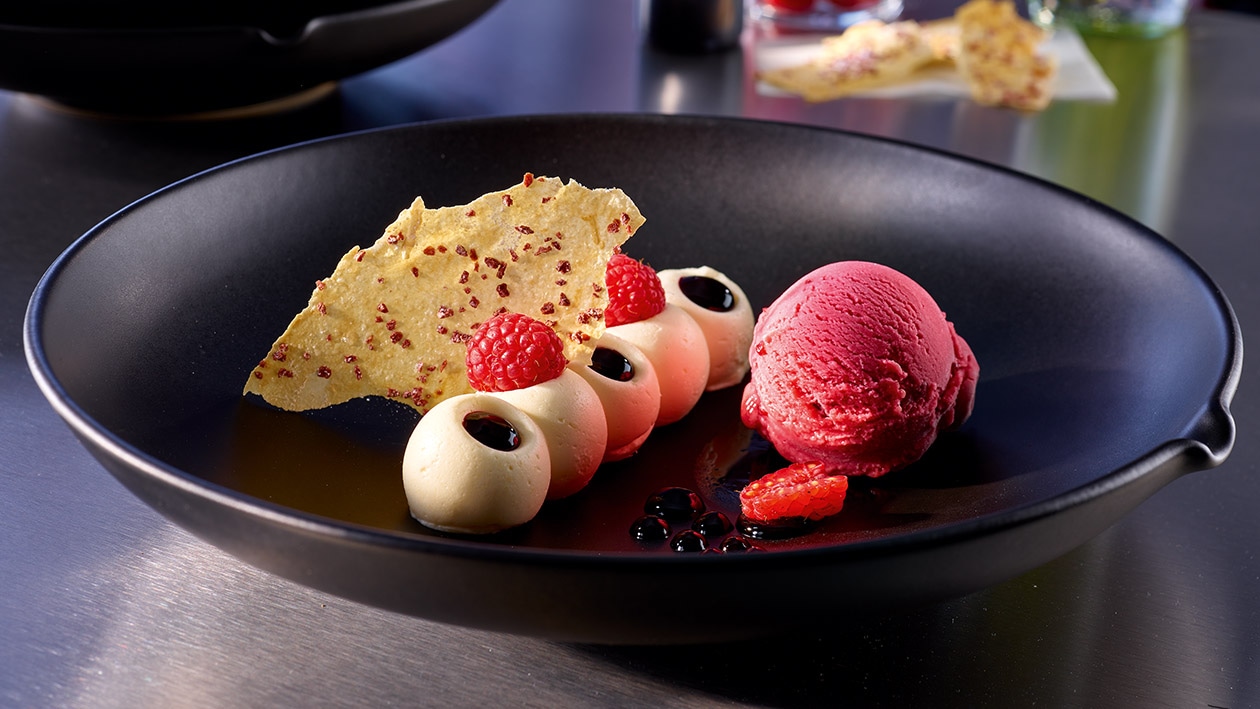 Mascarpone crémeux avec sorbet à la framboise et gelée de sureau Mascarpone crémeux avec sorbet à la framboise et gelée de sureau